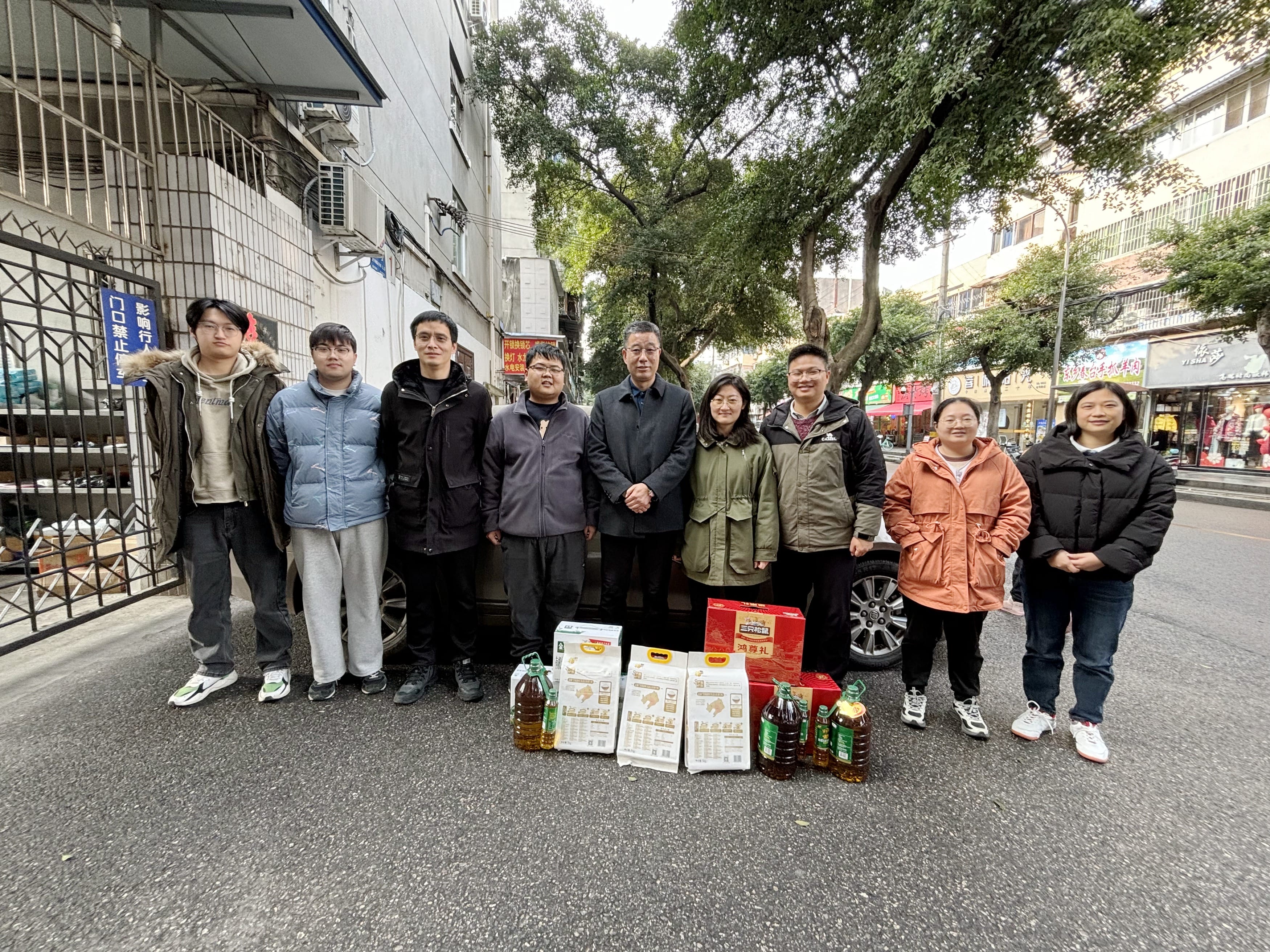 自然尊龙凯时厅项目送温暖