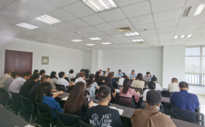 中成集团组织学习传达省自然尊龙凯时投资集团 第一次党代会精神
