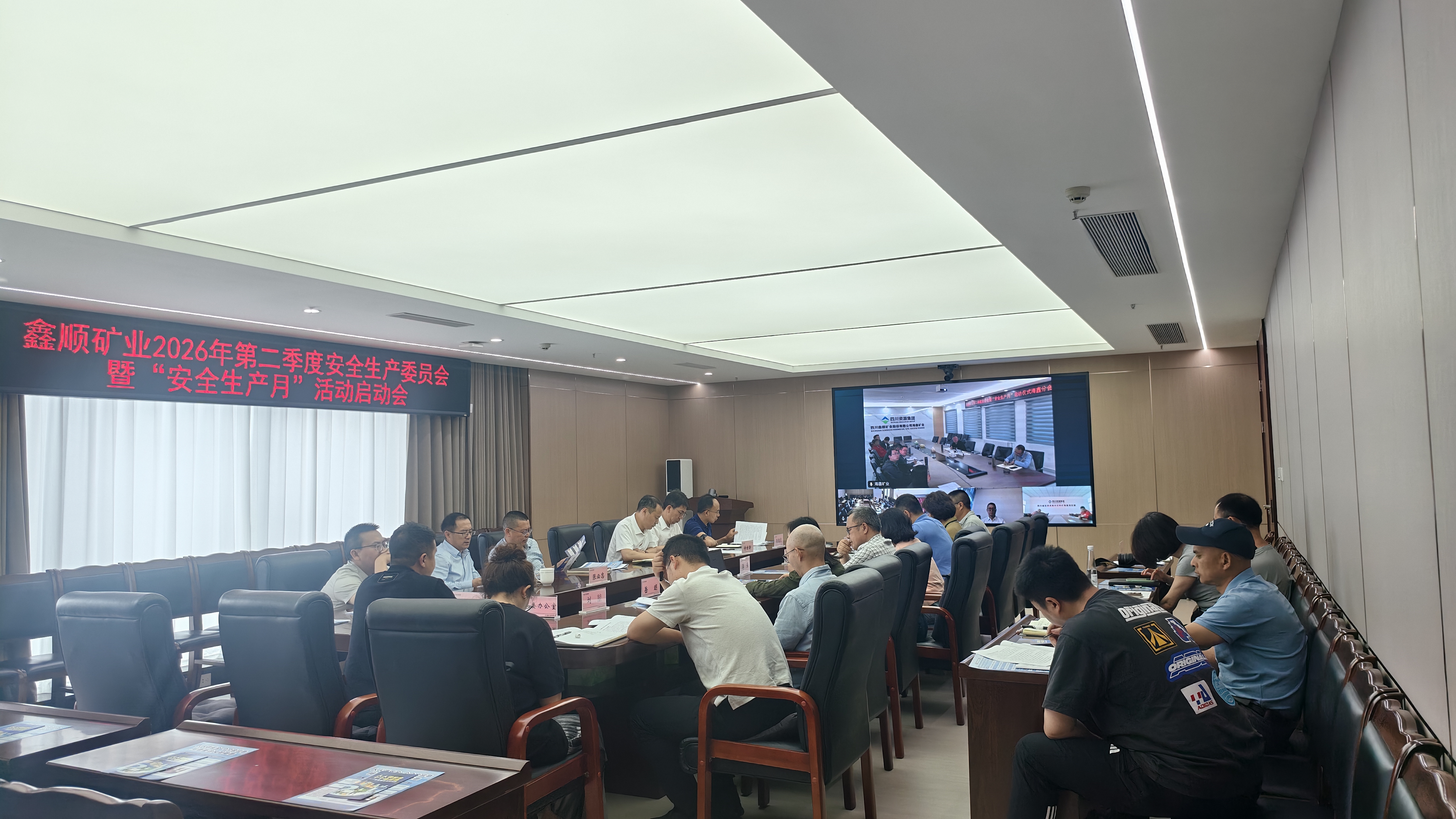 两张照片基本一致，，，，，你看选哪张1