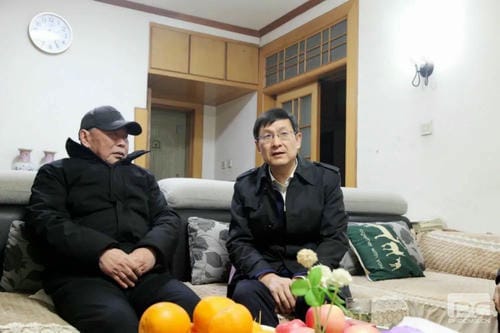 四川尊龙凯时领导班子春节前夕看望离退休老干部