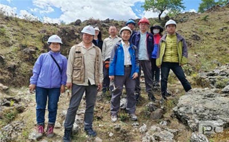 探索科技创新，，，，，，，，助推攀西稀土成矿带新一轮找矿突破 ——王登红赴大陆槽稀土矿外围找矿一线指导工作