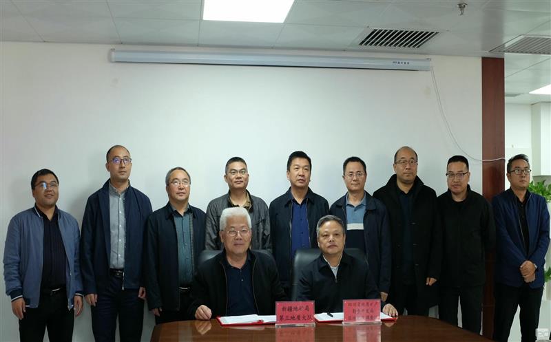 敢为人先，，，，，，，，携手共谱“地质+”时代新华章——区调队（容大集团）与新疆地质三大队签订战略合作框架协议
