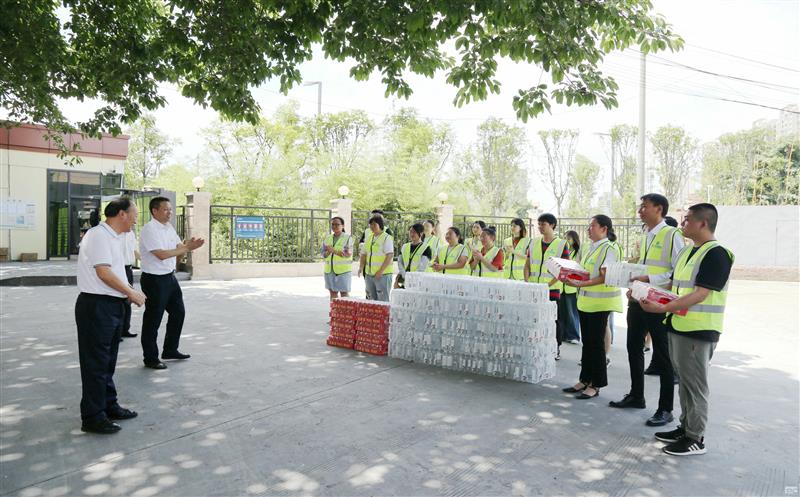 集团领导到测绘公司宣贯省委十二届五次全会精神，，，，，，，开展夏送清凉活动
